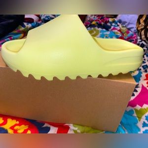 Yeezy slides color Glwgrn size 8